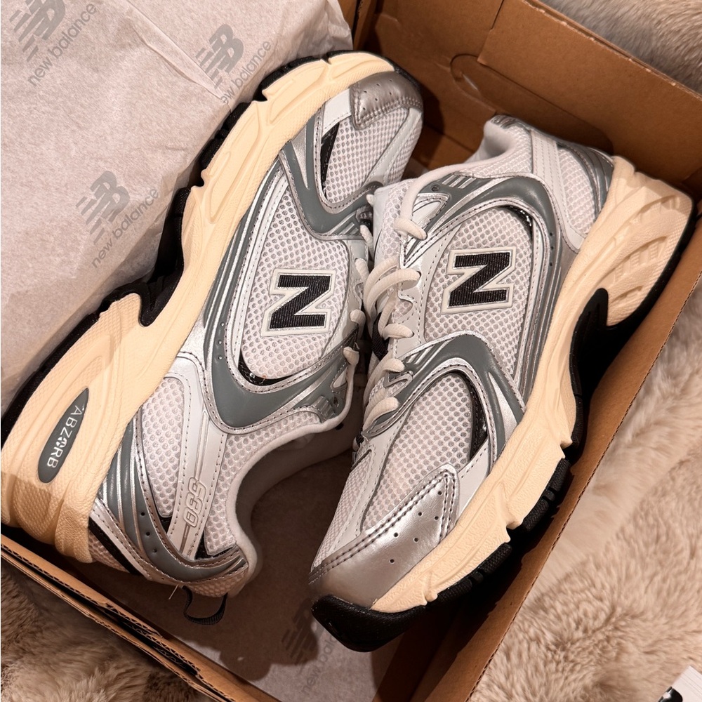 New Balance 530 - Silver and Black Running Shoes - Picture 4 of 8